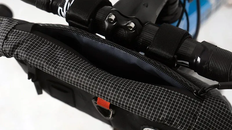 ULAC Coursier Jager 3.0l Handlebar Bag in Black-4