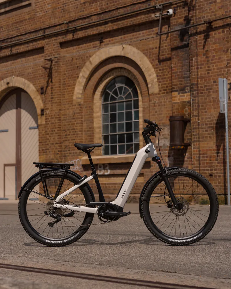 Giant AnyTour X E+ 3 Electric Step-Through Bicycle in Snow Drift-5