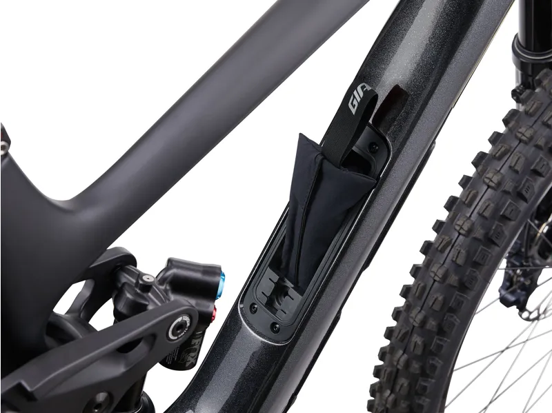 Giant Reign Advanced Pro 1 Carbon Enduro Mountain Bike in Black Diamond/Carbon-9