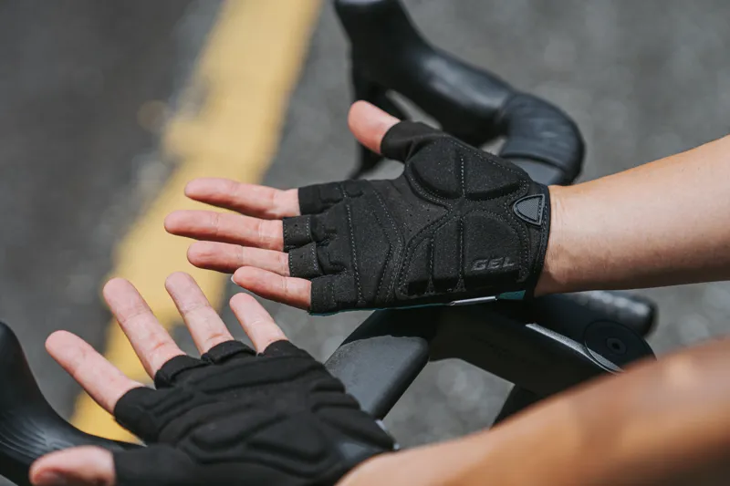 Giant Pace Short Finger Gel Cycling Gloves in Black-4